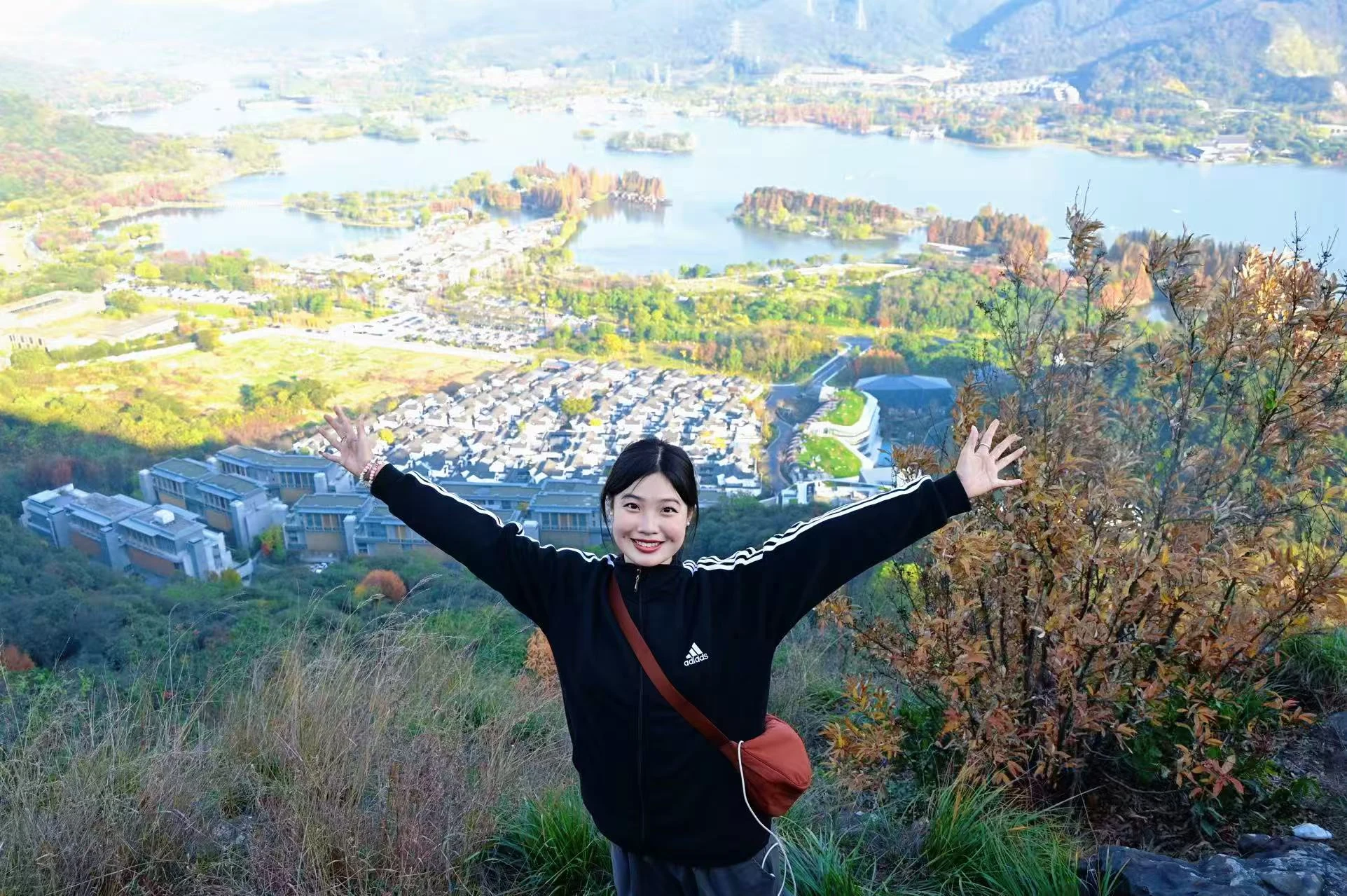 山顶与湖泊背景